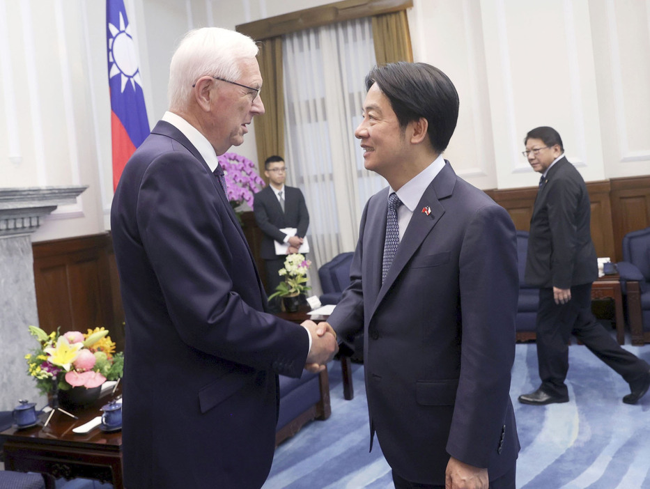 台湾の頼清徳総統（右）と握手するチェコのドラホシュ上院第1副議長＝14日、台北（総統府提供・共同）