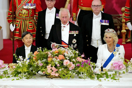 ２５日、晩餐会に臨まれる（左から）天皇陛下、英国のチャールズ国王、カミラ王妃＝ロイター