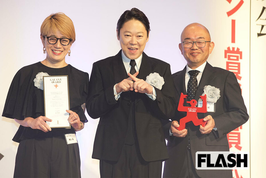 5月31日、ギャラクシー賞「マイベストTV賞グランプリ」贈賞式に出席した（左から）磯山晶プロデューサー、阿部サダヲ、金子文紀監督