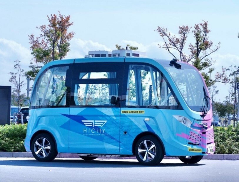 鹿島などが「レベル４」で運行する自動運転バス（同社提供）