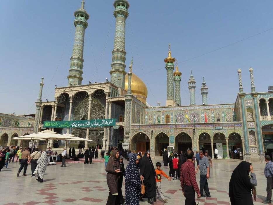 第８代イマームの妹を追悼する聖廟を訪れた人々＝２５日、イラン中部コム（佐藤貴生撮影）