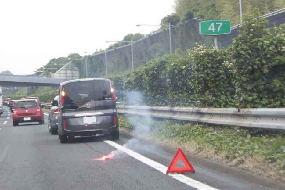 高速道路では、事故処理中に人身事故によって亡くなるケースが後を絶たない。今一度、万が一の際の対処法を覚えておこう。