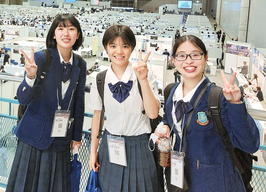 日本地球惑星科学連合2024年大会に参加した与論高校の（右から）南さん、川畑さん、有村さん（提供写真）