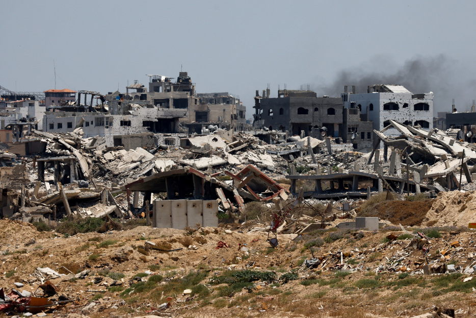 ６月２６日、イスラエル軍はパレスチナ自治区ガザ地区の複数の地域を攻撃した。写真は破壊されたガザの街の様子。２５日撮影（２０２４年　ロイター/Amir Cohen）