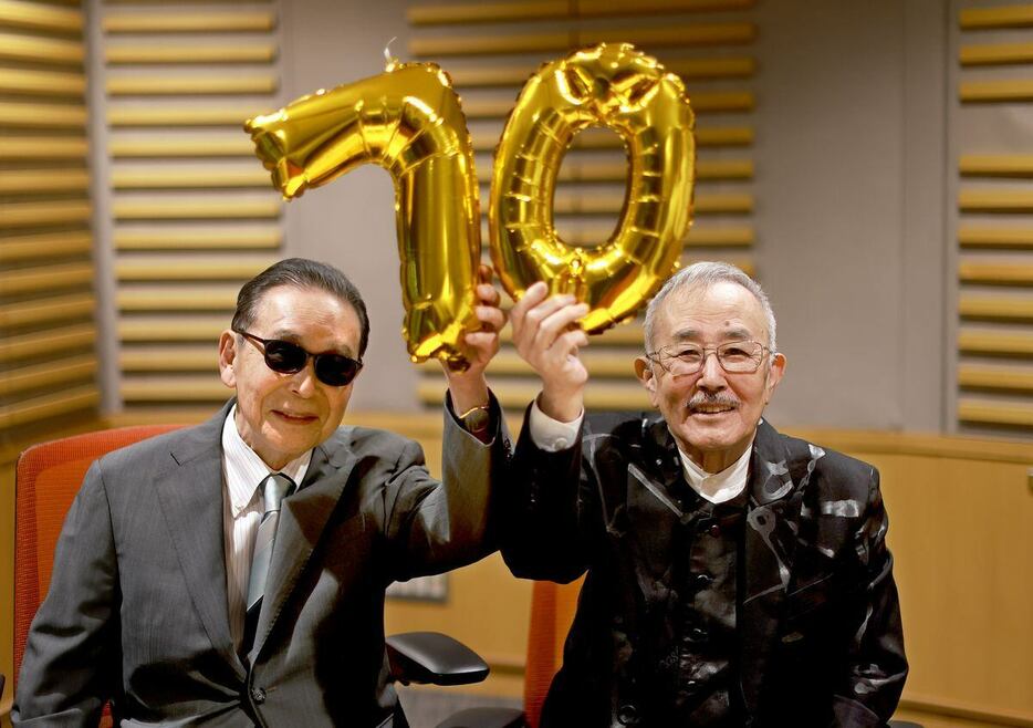 タモリ（左）はゲストの山下洋輔氏と「７０」のバルーンを掲げて笑顔を見せた＝東京・有楽町