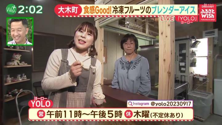 ブレンダーアイスクリームを試食する大川紫磨リポーター(中央)、「YOLO」オーナーの古賀美代子さん(奥)