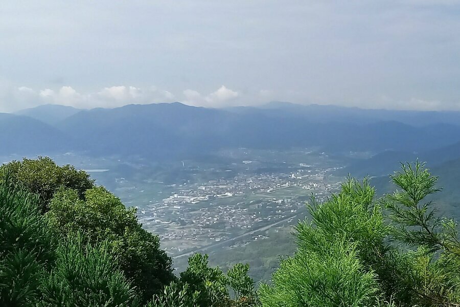 千山山頂から洲本市の市街地を見下ろす