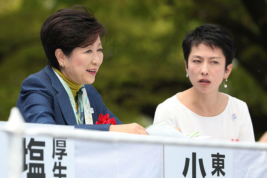 メーデーに参加した小池氏と蓮舫氏（写真・時事通信）