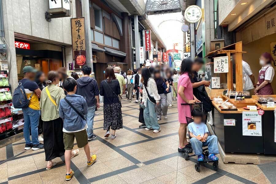 訪日客で混雑する近鉄奈良駅前の東向商店街（画像：高田泰）