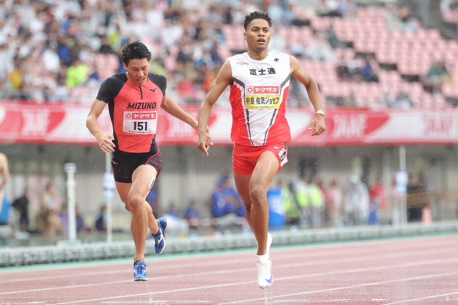 男子４００メートル決勝、優勝した中島佑気ジョセフ（右）、左は佐藤風雅（カメラ・岩田　大補）