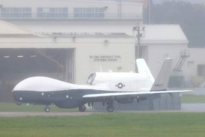 米軍嘉手納基地に着陸した米海軍の無人偵察機MQ4トライトン＝9日午後3時42分ごろ