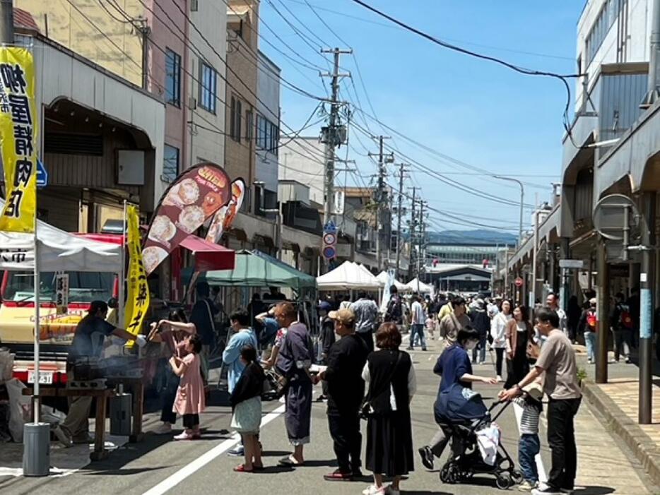 JR湯沢駅前の商店街を車両通行止めにして開く「市民マルシェ」（5月26日の開催の様子）