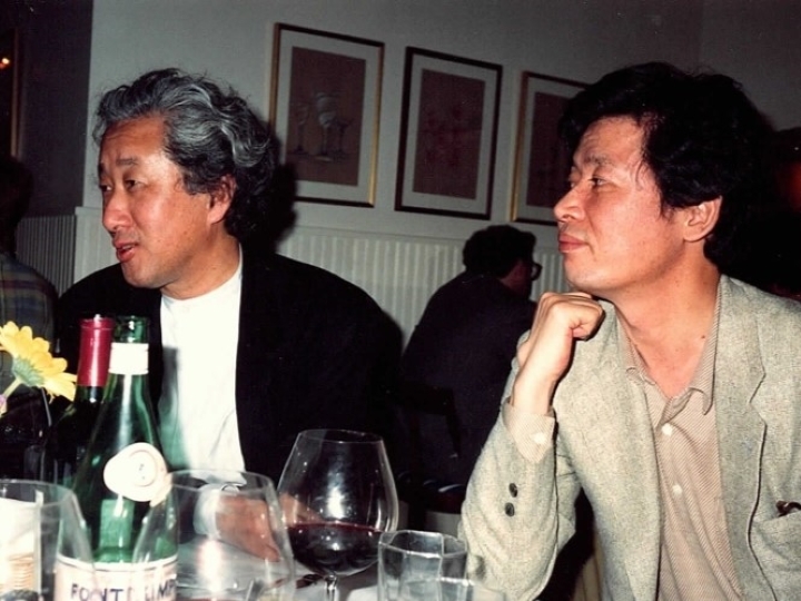 建築家の磯崎新さん（左）と柄谷さん。90年代に磯崎さんが主導した「Any」で渡米した際のもの＝柄谷さん提供
