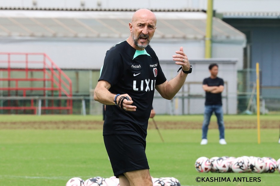 鹿島アントラーズのトレーニングを行なうランコ・ポポヴィッチ監督（写真◎KASHIMA ANTLERS）