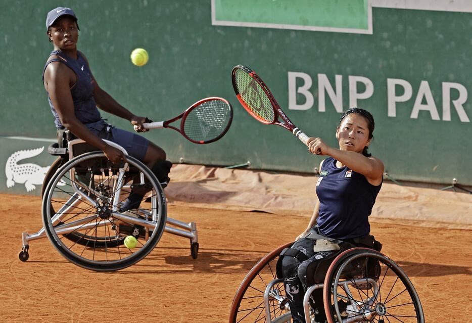 車いすの部女子ダブルス決勝でプレーする上地結衣（右）、コタツォ・モンジャニ組＝パリ（共同）