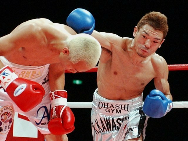 2004年6月28日、WBC世界スーパーフライ級タイトルマッチで徳山昌守を破った川嶋勝重。大橋ジム初の世界王者となった photograph by JIJI PRESS