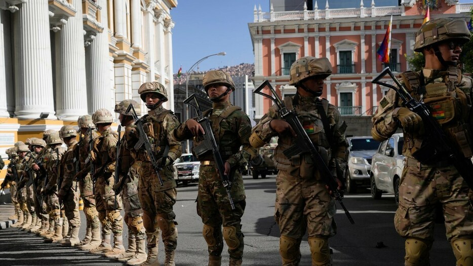 大統領宮殿前の通りを封鎖する兵士ら＝２６日、ラパス