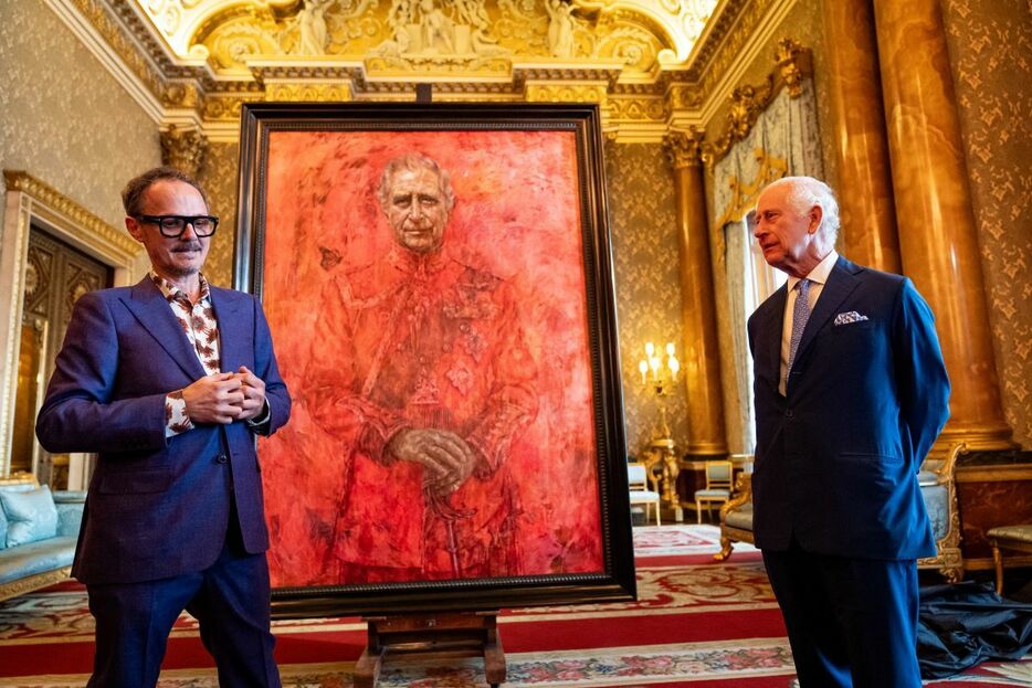 英バッキンガム宮殿で2024年5月14日、戴冠後初の公式肖像画の披露に立ち会う国王チャールズ3世と英画家ジョナサン・ヨー（Aaron Chown-WPA Pool/Getty Images）