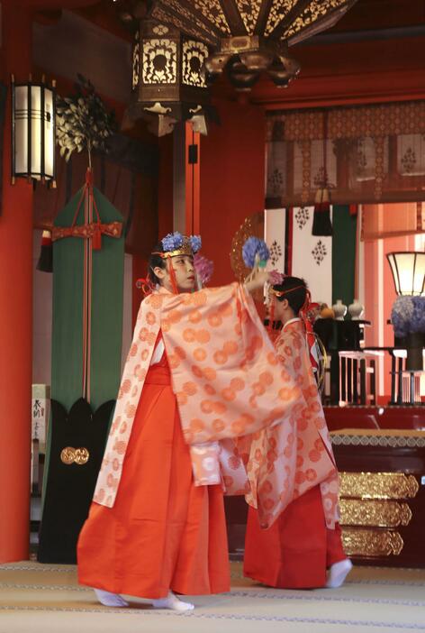 熊野那智大社の「紫陽花祭」で、アジサイの小枝を手に神楽を奉納する巫女＝14日午前、和歌山県那智勝浦町
