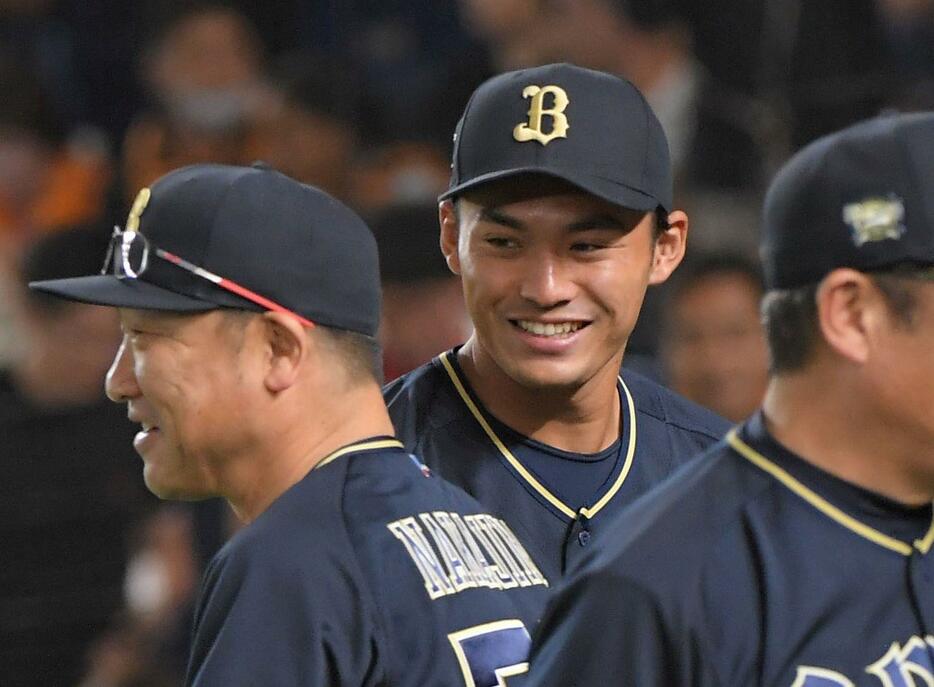 　プロ初登板初先発初勝利を挙げ、中嶋監督（左）から祝福される佐藤（撮影・佐藤厚）