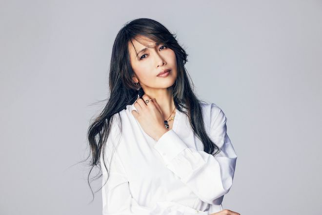 工藤静香が、7月3日に発売するニューアルバム『明鏡止水』のジャケット写真、収録曲を公開した。