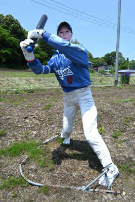 軽米町円子地区の畑や道路脇の花壇に、米大リーグドジャースの大谷翔平選手や観客を模したかかしが現れた