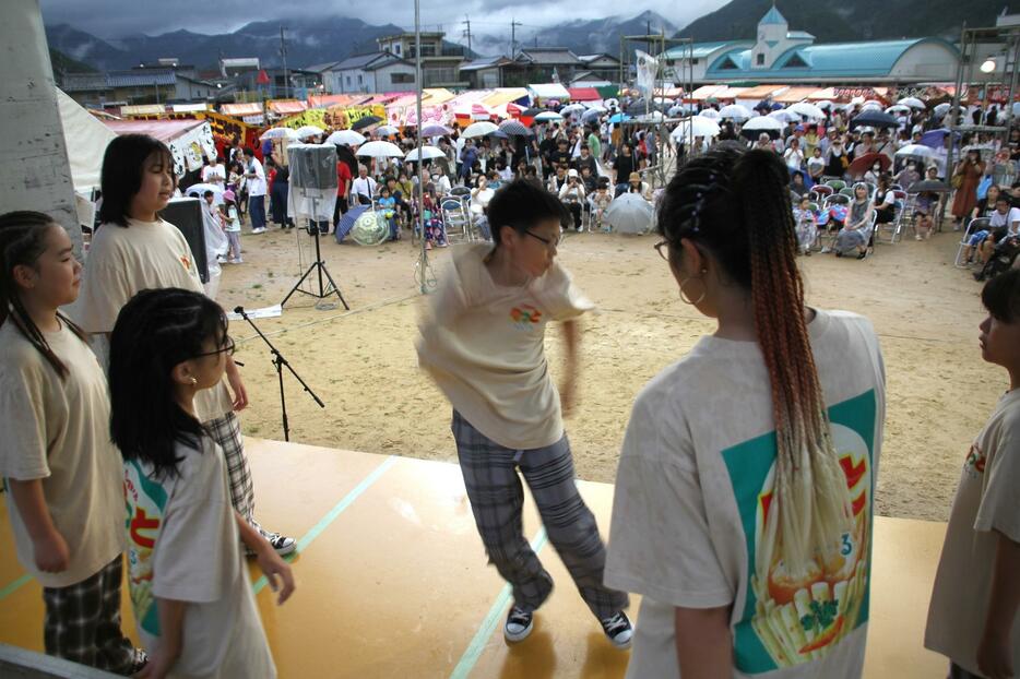 コロナ禍による4年ぶりの開催を機に、運営体制を見直して開かれた「愛宕祭」の会場。規模を縮小した中でも変わらず、多くの人出でにぎわった＝2023年8月、兵庫県丹波市氷上町成松で