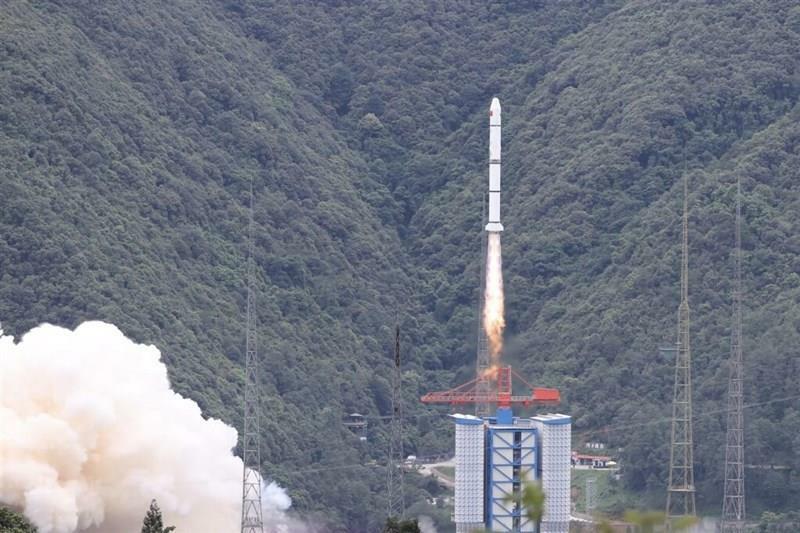 22日に四川省の西昌衛星発射センターから打ち上げられた中国の衛星搭載ロケット（中新社提供）