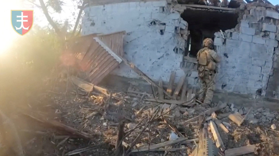 ６月１０日、ロシア国防省は、ロシア軍がウクライナ東部ドネツク州のスタロマイオルスケ村を掌握したと発表した。画像は同村で作戦を実施する兵士ら。２０２３年７月にソーシャルメディアに提供された映像から。ウクライナ軍第３５独立海兵旅団提供（２０２４年　ロイター）