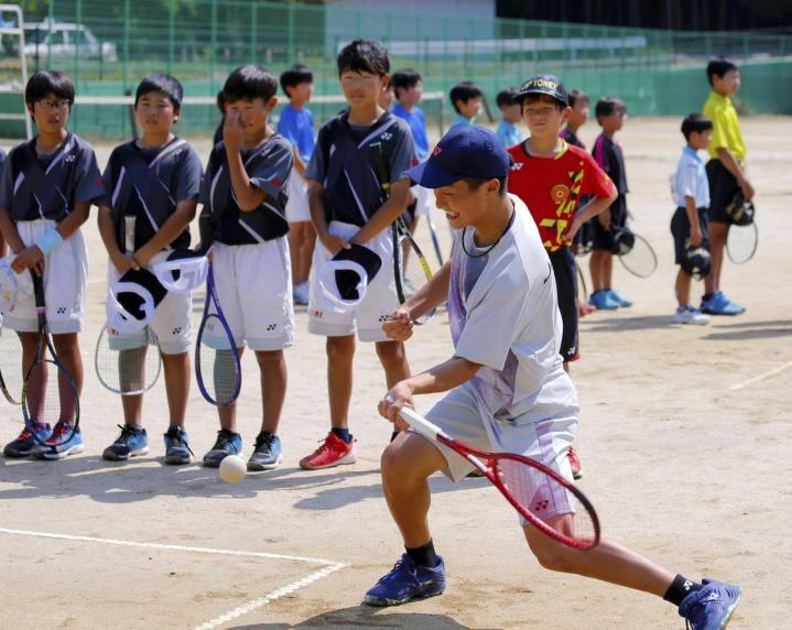 日本ナショナルチームが開いたジュニア選手向け講習会＝1日、湯月公園テニスコート