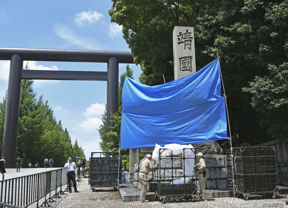落書きがあった靖国神社の石柱（右）＝1日午前、東京都千代田区