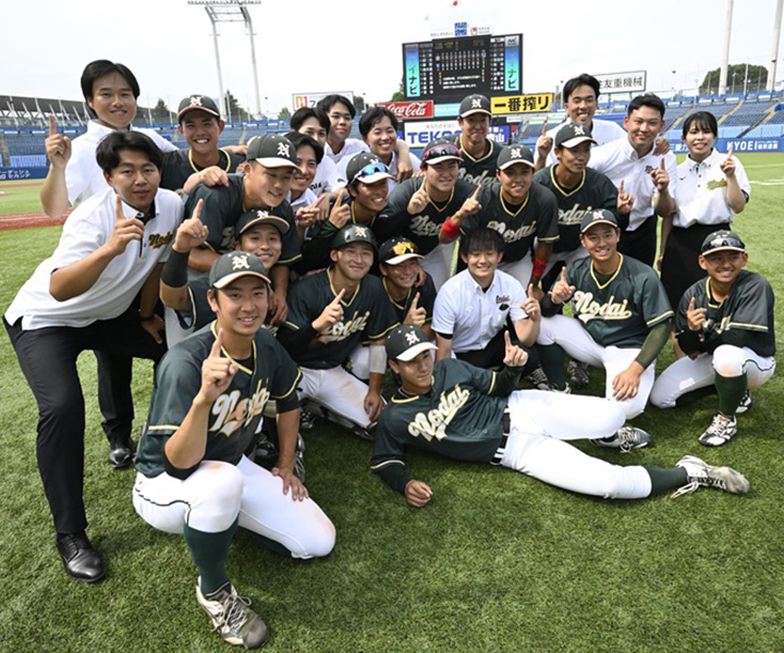 駒大との一部二部入れ替え戦を2勝1敗で制し、東農大の4年生は喜びを分かち合った[写真=矢野寿明]