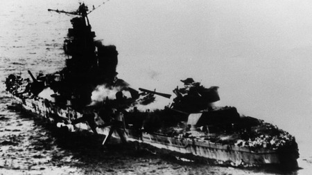 アメリカ軍からの攻撃を受け沈没する重巡洋艦「三隈」（写真・ullstein bild／時事通信フォト）
