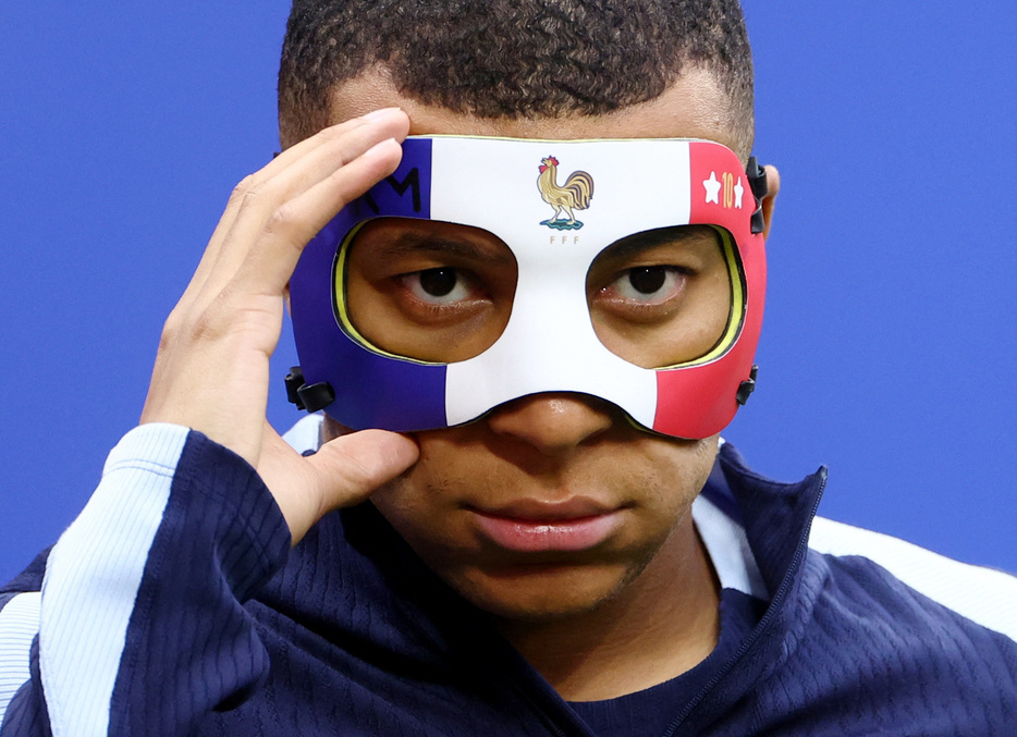 サッカーの欧州選手権で鼻骨を骨折したフランス代表ＦＷキリアン・エムバペが２０日、特注のフェイスマスクを着用してトレーニングに姿を見せた（２０２４年　ロイター）