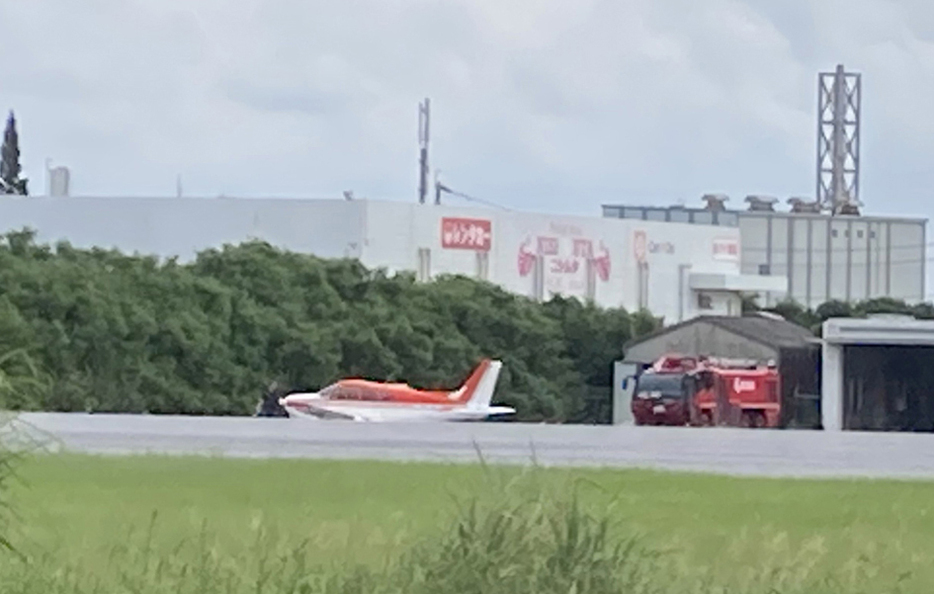 小型機の事故で、滑走路が終日閉鎖された与論空港＝5日午後5時50分ごろ、鹿児島県与論町