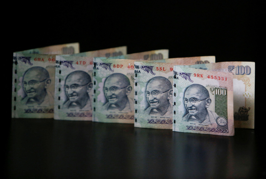 　６月２５日、米ＪＰモルガン・チェースのアナリストチームの試算によると、インド国債がＪＰモルガンの新興国債券指数「ＧＢＩ－ＥＭ」に組み入れられると、南アフリカ、ポーランド、タイの新興３カ国から総額１１０億ドルが流出する見通しだ。写真はインドルピー紙幣。２０１３年６月、ムンバイで撮影（２０２４年　ロイター/Vivek Prakash）