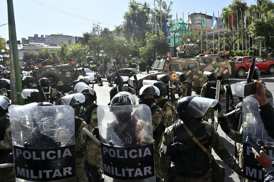 ２６日、ボリビアの事実上の首都ラパスのムリジョ広場周辺に集まった兵士（ＡＦＰ時事）