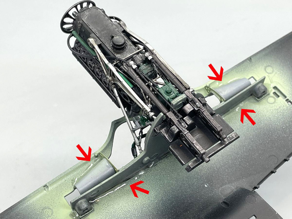 主翼の上下接着後の破損を防ぐために、接着面積が少ない部分をエポキシ接着剤で補強しておく