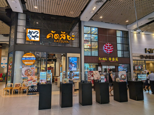 エカマイ駅前のショッピングモール内の風景（筆者撮影）