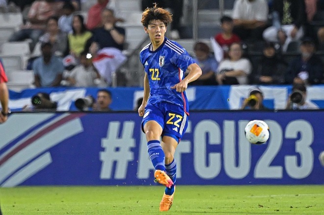 CBでは高井をパリ五輪世代で唯一チョイスした。写真：金子拓弥（サッカーダイジェスト写真部）