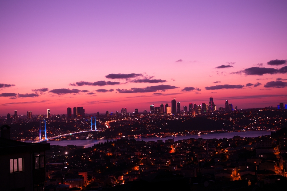 ［写真］イスタンブールのボスポラス海峡にかかる橋（Turgay_Koca/イメージマート）