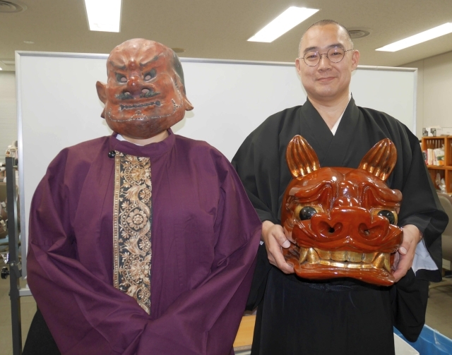 伎楽復興を目指した文化団体「白鳳楽舎」を創設した米田住職(右)=7日、県庁