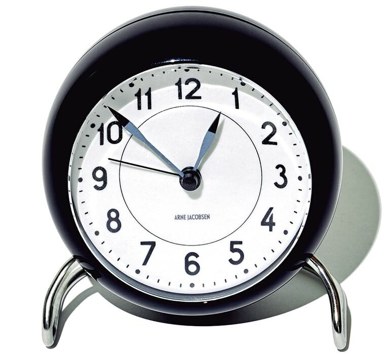 「アルネヤコブセン」の置き時計。デンマークのデザイナーが手掛けた「ステーション」シリーズの名作。曲線が美しく視認性も高い。