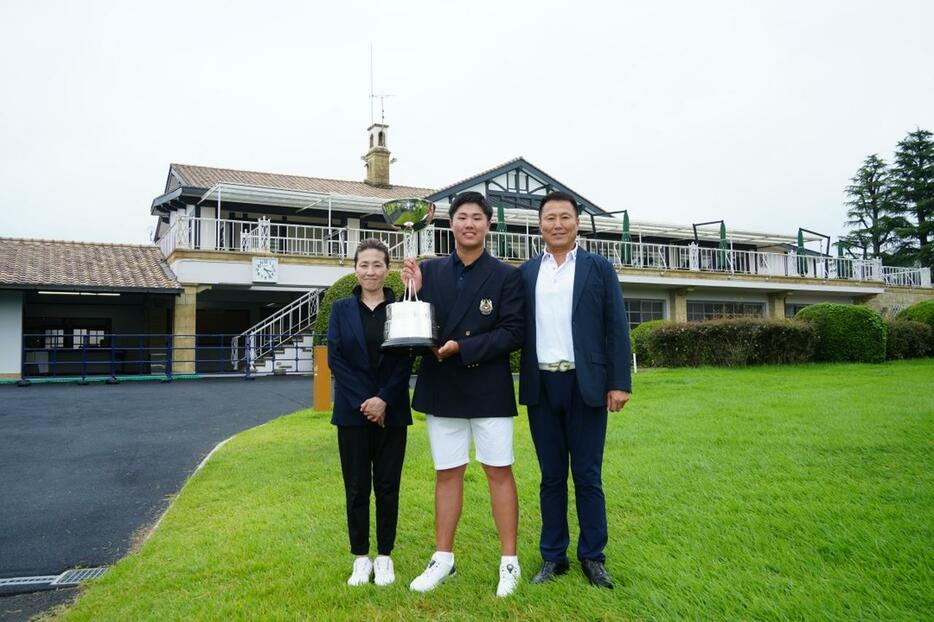 母・浩美さんと父・阜司さんと。阜司さんは岐阜にある日本ラインGCのクラチャンを6度獲得するトップアマ