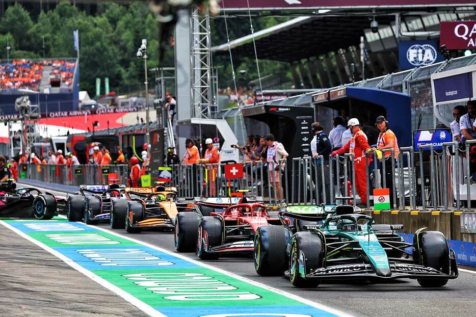 2024年F1第11戦オーストリアGP　ランス・ストロール（アストンマーティン）を先頭にコースインしていくマシンたち