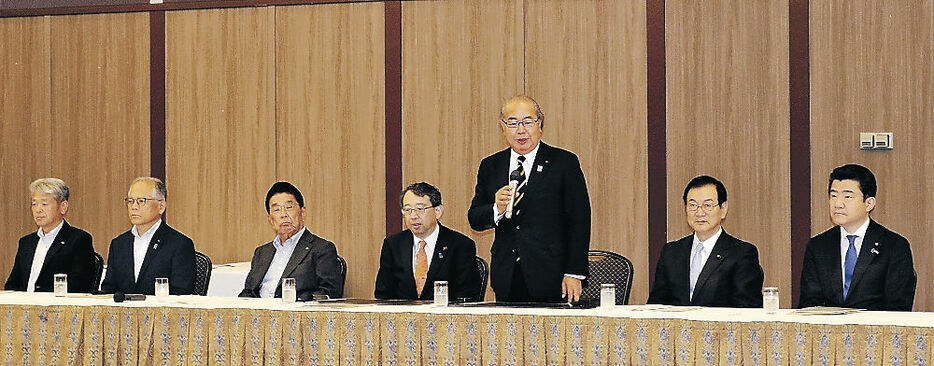 政策協定の調印式で２期目への意欲を述べる新田氏＝富山市内のホテル