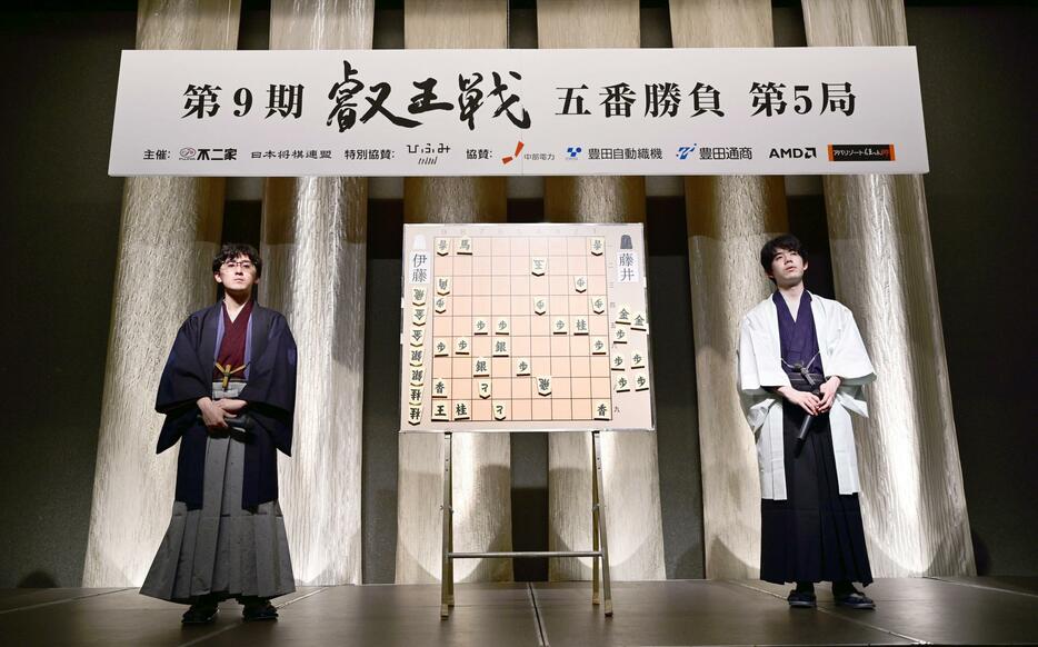 将棋の第9期叡王戦第5局を終え、大盤解説会場に姿を見せた伊藤匠新叡王（左）と藤井聡太七冠＝20日午後、甲府市