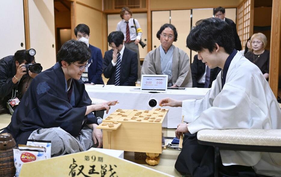 将棋の第9期叡王戦第5局を終え、感想戦で対局を振り返る伊藤匠新叡王（左）と藤井聡太七冠＝20日夜、甲府市