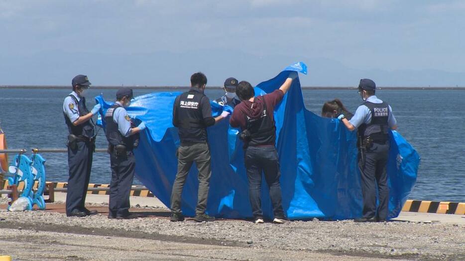 海中に浮いている人が見つかり、その場で死亡が確認された室蘭港の祝津埠頭（17日午前）