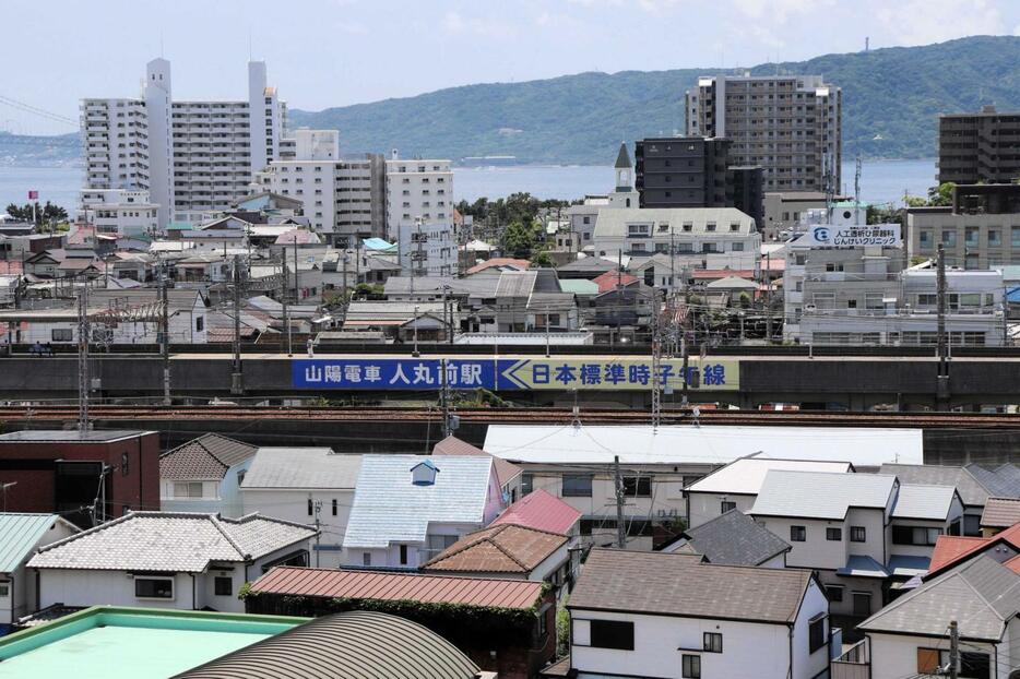 「日本標準時子午線」の文字と子午線を示す白のライン＝明石市人丸町